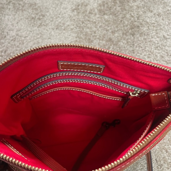 DOONEY & BOURKE PEBBLE GRAIN LEATHER CROSS BODY. RED. BRAND NEW. - Picture 4 of 8